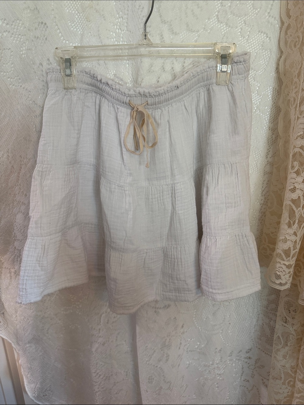 aerie light gray/cream tiered mini skirt